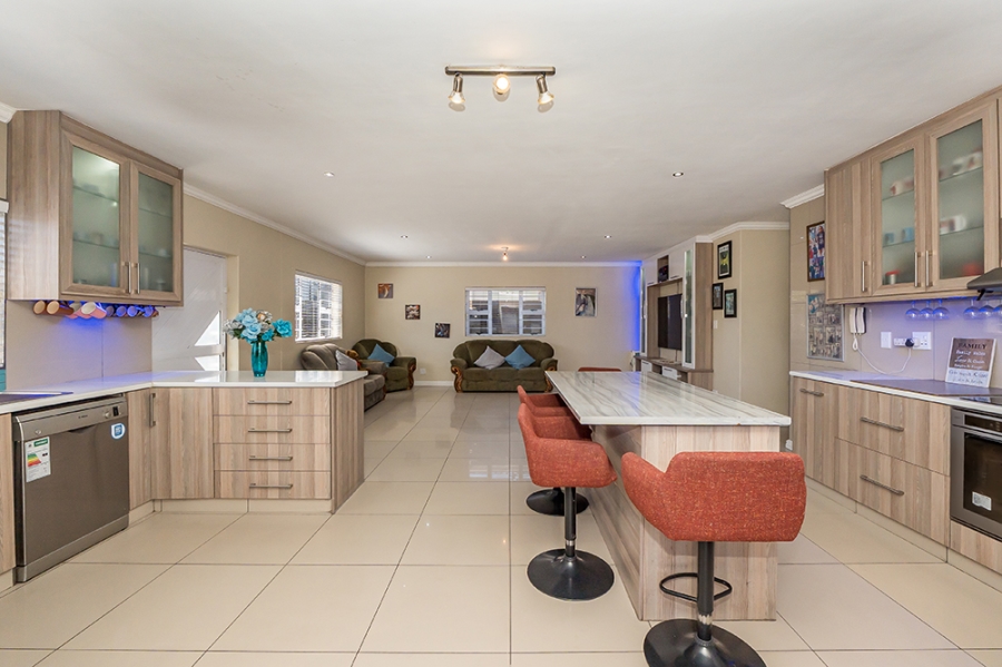 4 Bedroom Property for Sale in Grassy Park Western Cape